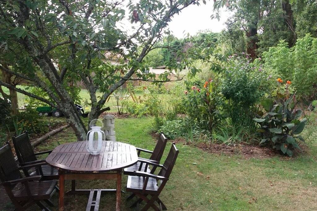L'espace jardin avec le coin terrasse