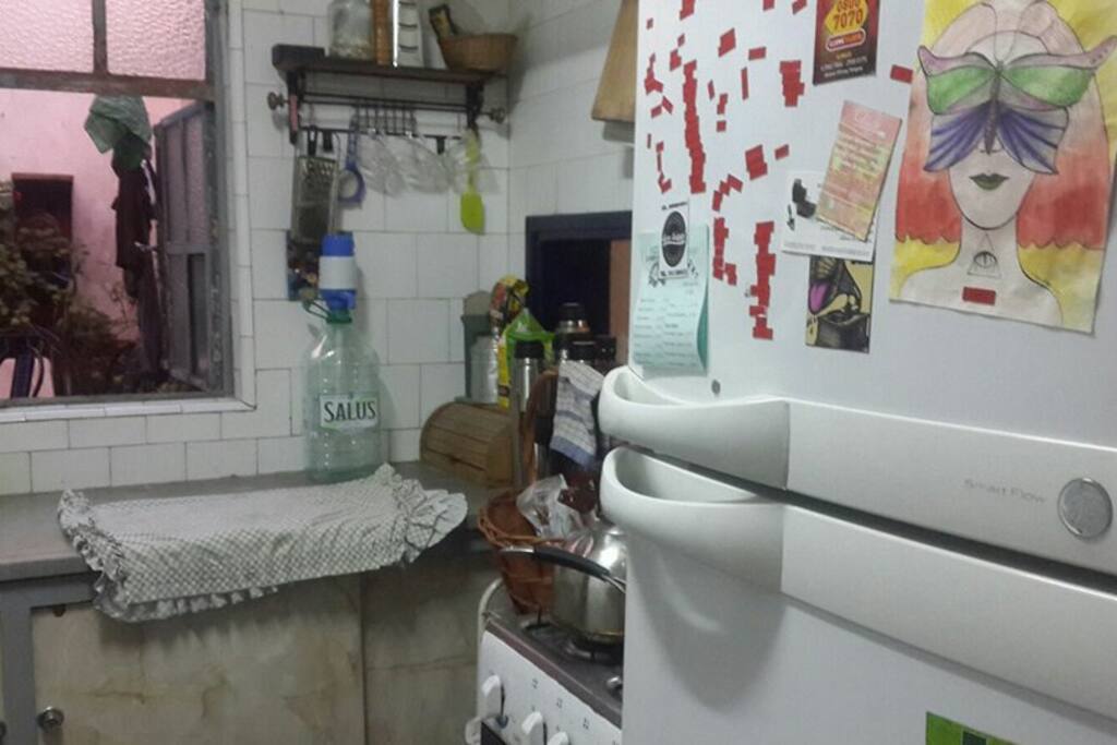 Cocina con ventana y salida la patio.