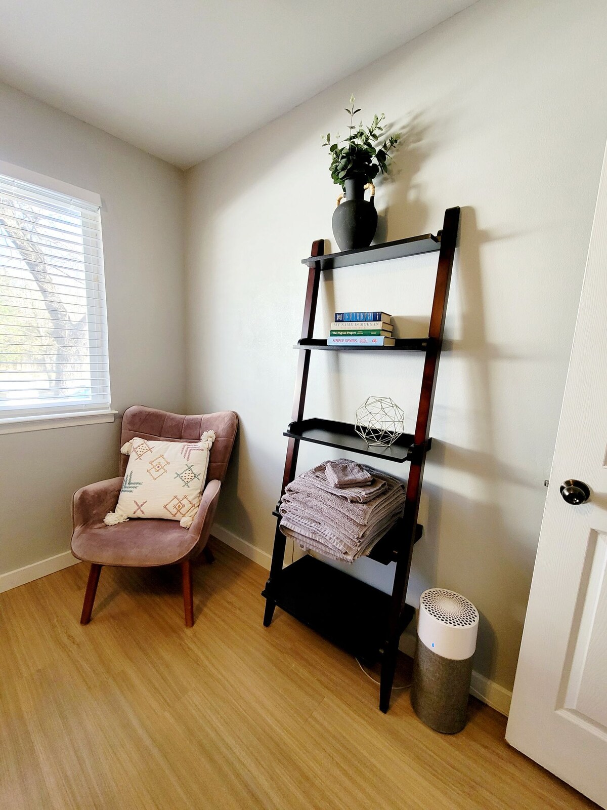 Malý kútik na sedenie vo vašej spálni.