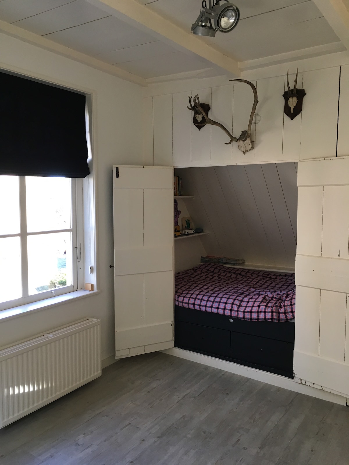 2 - ра спалня с оригинален холандски „Bedstee“ (легло в килер), която е на поне 150 години (не матракът...)