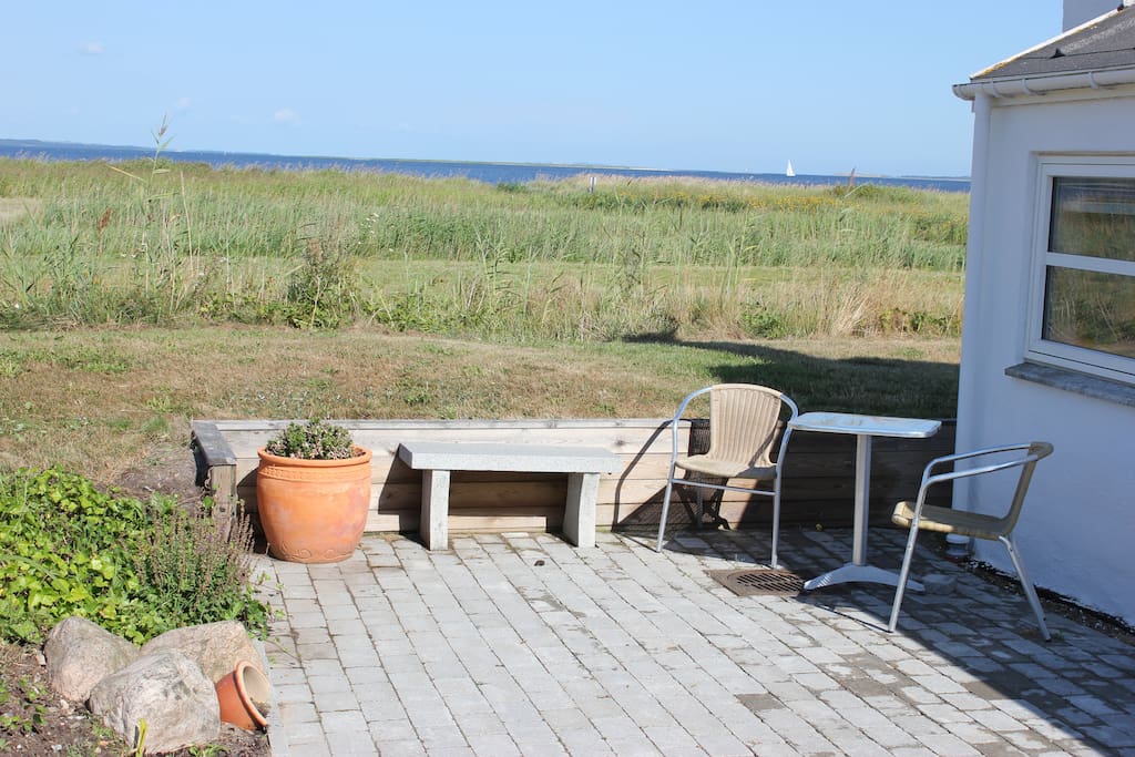 terrasse til at nyde solnedgangen over vandet.