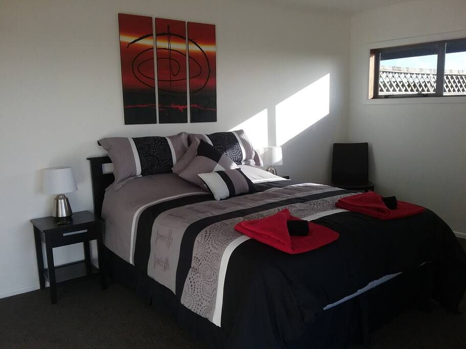 Queen room with private adjoining t.v. room. Patio and mountain view.