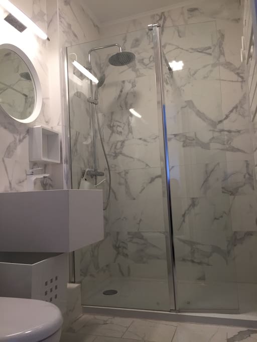 Salle de bain avec douche à l'Italienne.