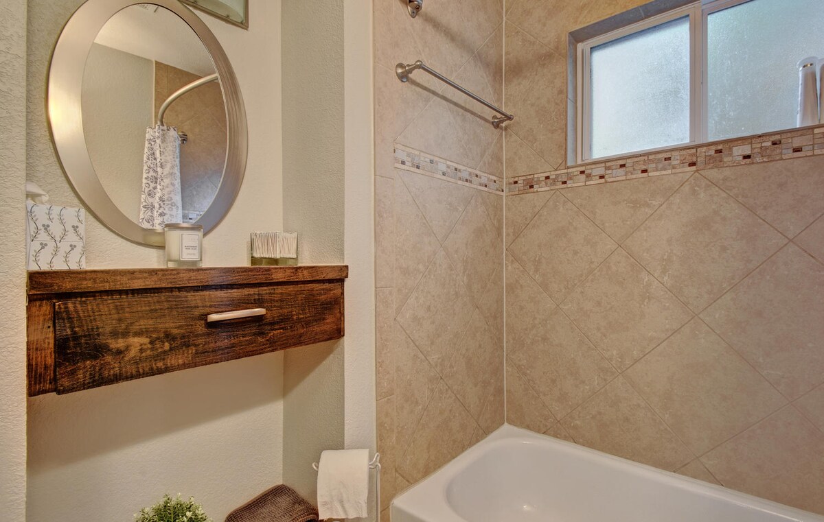 LOCATION & LUXURY - walk to downtown & Whole Foods