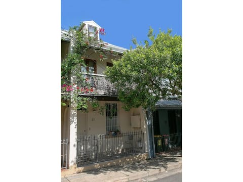 Beautiful Camperdown Terrace House - very private