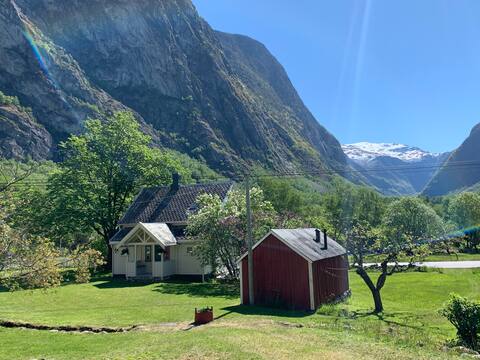 Aobrio holiday house - unique farmyard with large garden