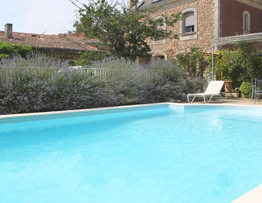 Piscine et vu d’extérieur de maison d'hôtes Villa des Roses