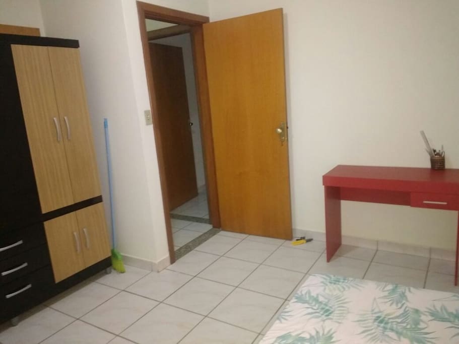 Quarto disponivel - armário e escrivaninha