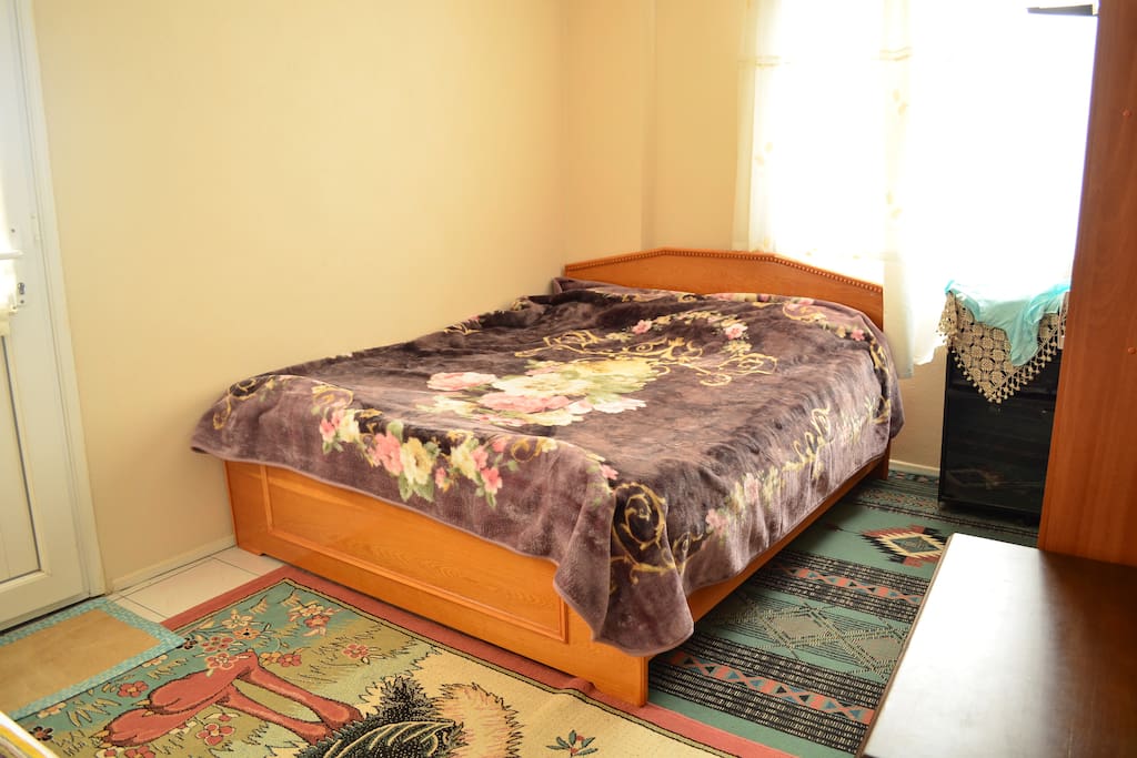 Odanız - 2 kişilik yatak, dolaplar ve balkon bulunuyor