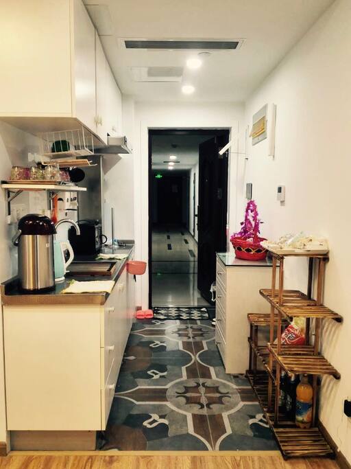 独立单间,进门有一个小厨房,提供基本厨具,可以使用电磁炉和微波炉进行简单料理。
