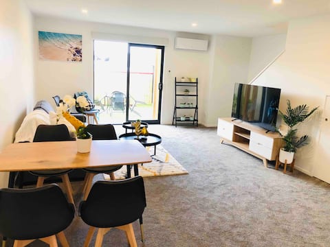 Arena,Railway Station Townhouse with Free car park