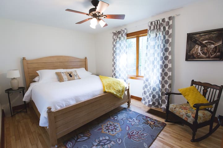 Downstairs bedroom. King Size Bed