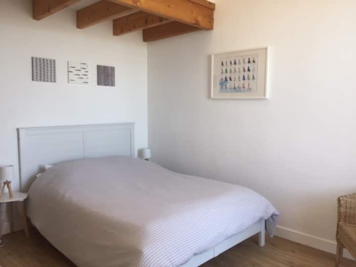 Спалня 4: 1 легло 140 × 190 (с изглед към морето) с достъп до мецанина