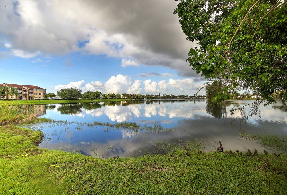 With 1,300 square feet and accommodations for 8, this home is centrally located between Fort Lauderdale and Hollywood providing endless activities.