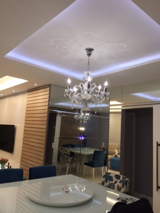 Sala de TV e sala de jantar totalmente integradas