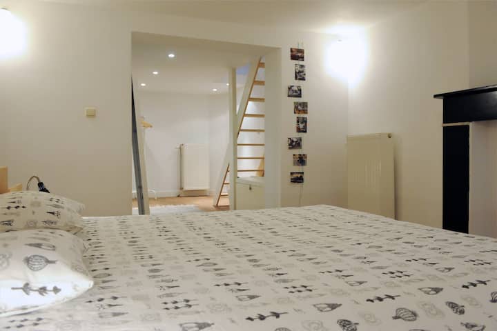 Cama tamaño king en el dormitorio