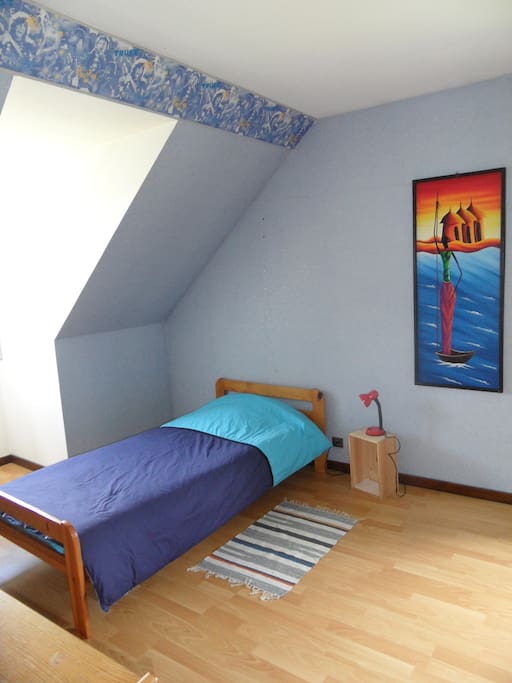 La chambre avec un lit simple