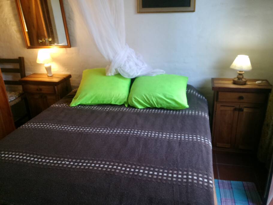 Cama 2 plazas con tul.
