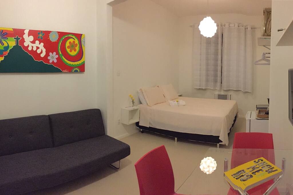 Seja super bem-vindo ao studio mais charmoso da zona sul do Rio! Localizado em predio familiar, em frente ao Botafogo Praia Shopping, a 120 metros da estação do metrô, a 90 metros da Praia de Botafogo, a 1000 metros do Pão de açúcar e apenas 1km da Praia de Copacabana e Ipanema...