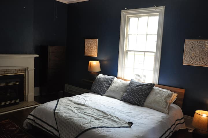 Blue Room - Upstairs Master Suite King Size Bed with Private Balcony