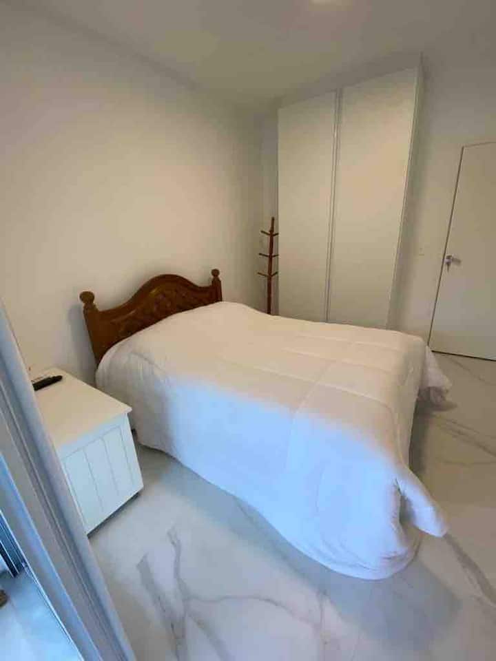 Спалня 3 със самостоятелен санитарен възел и двойно легло (климатик и телевизор)