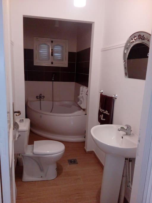 Salle d'eau et au fond la salle de bain.