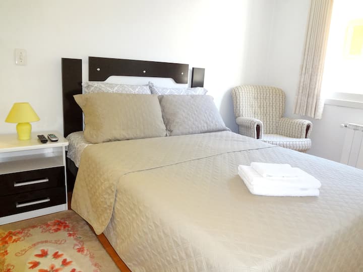 Grande chambre avec climatisation et télévision