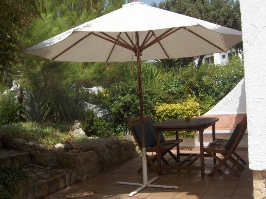 Terraza exterior con acceso a piscina comunitaria.