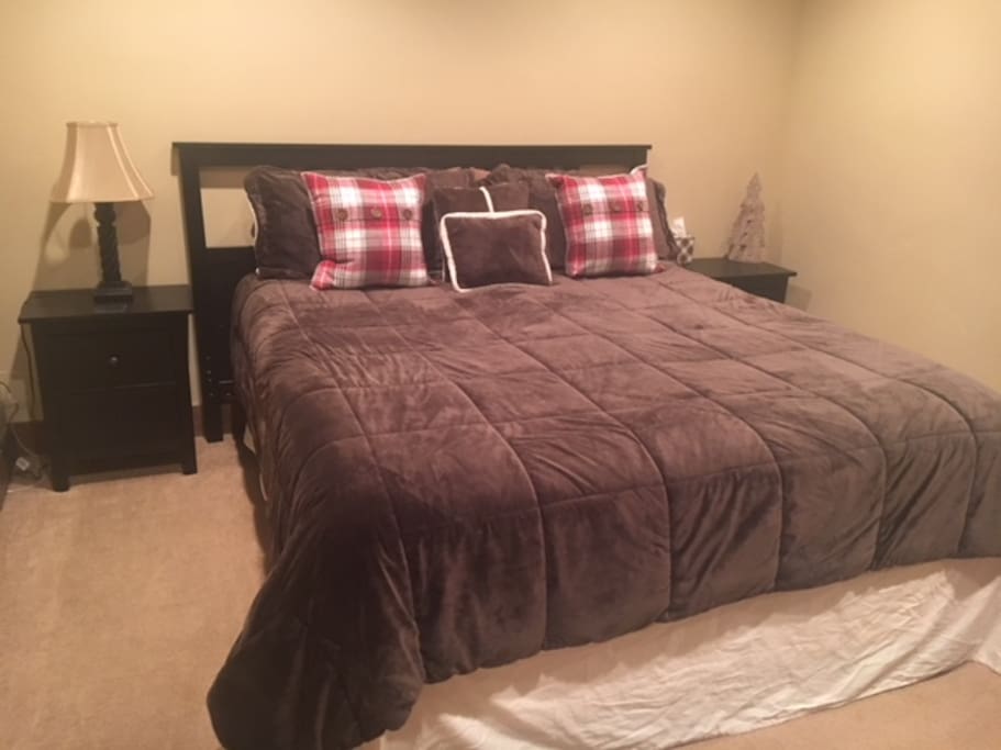 Master bedroom (King bed)