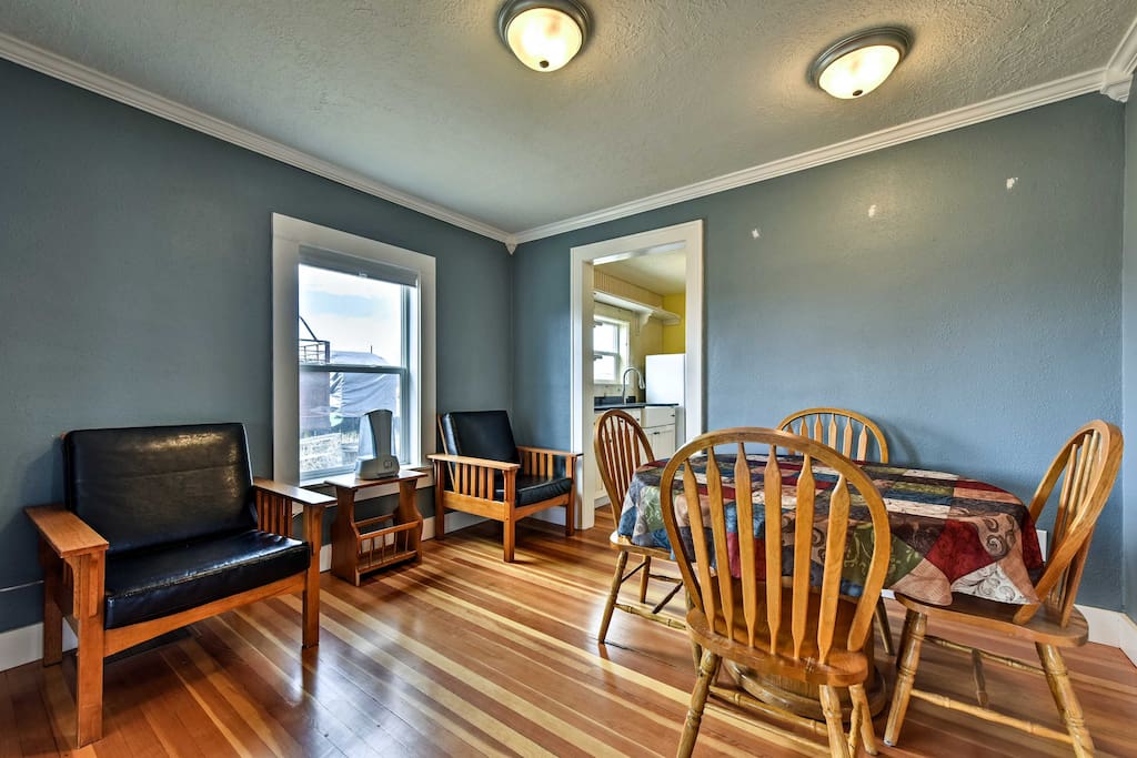 This cozy house is perfect for up to 4 guests with 1 bedroom and 1 bathroom.