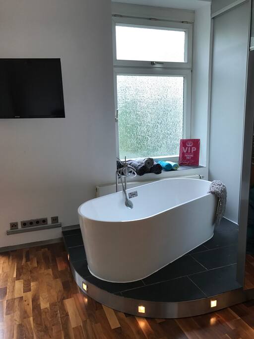Freistehende Badewanne mit der Möglichkeit zum fernsehen