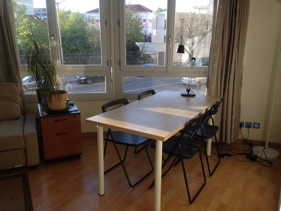 Table pouvant accueillir 4 assiettes.