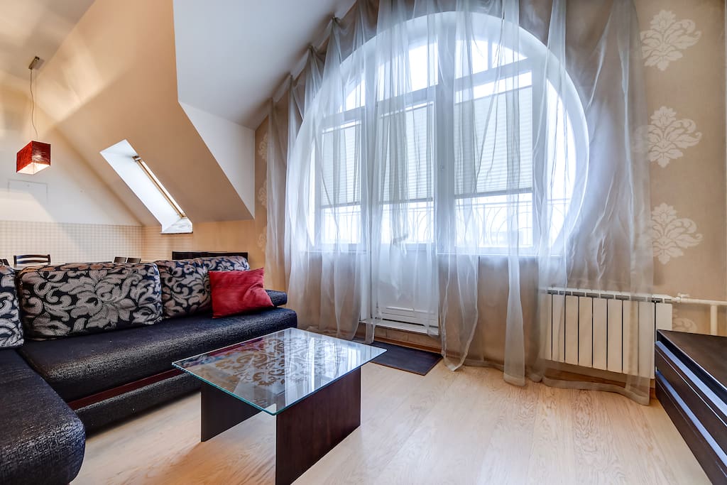 Гостиная с выходом на балкон / Living room and exit to the balcony