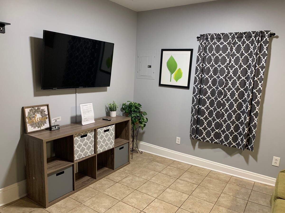 Მისაღებ ოთახში არის 50-დუიმიანი HD-ეკრანიანი ტელევიზორი, რომლის მეშვეობითაც შეგიძლიათ გამოიყენოთ საკუთარი Netflix და Amazon Prime ანგარიში.
