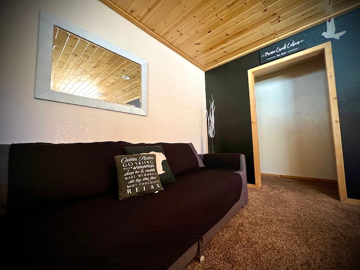 El sofá futón en la sala de estar se abre para alojar hasta 2 huéspedes. 