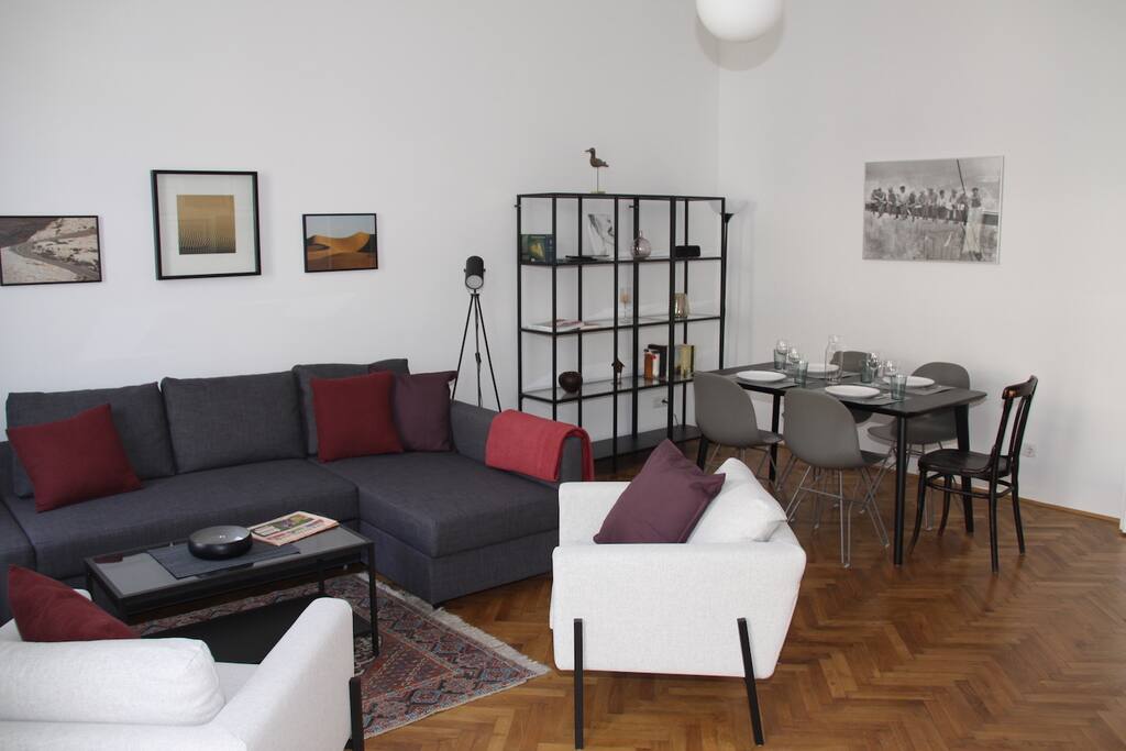 Wohnzimmer mit Schlafcouch.
