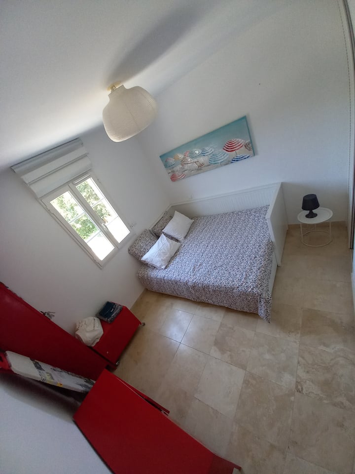 La seconde chambre avec son lit gigogne ouvert. Possibilité de combiner soit un lit deux places(160cm) soit deux lit une place (2*90cm). 