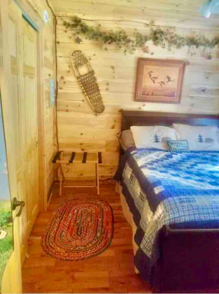 Spavaća soba u prizemlju - bračni krevet, ormar.