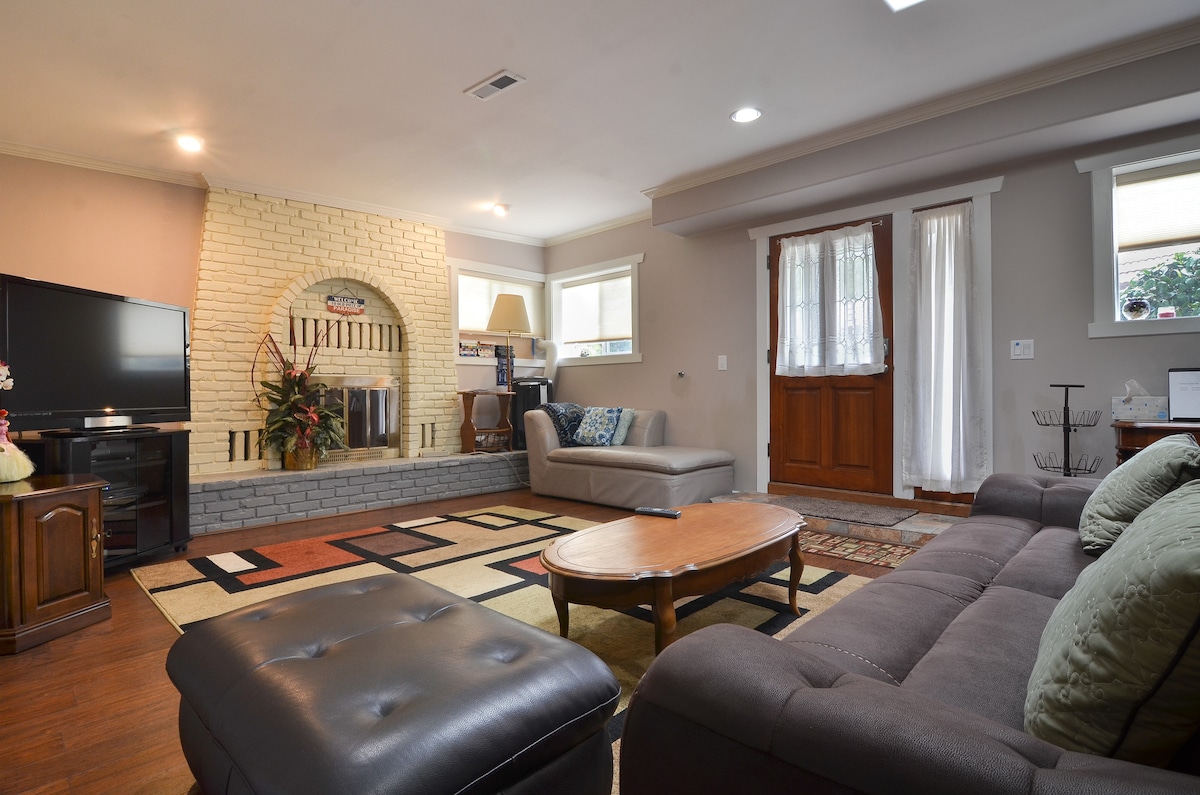 Le salon et la porte d'entrée