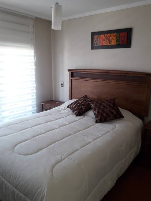 Dormitorio en suite con TV