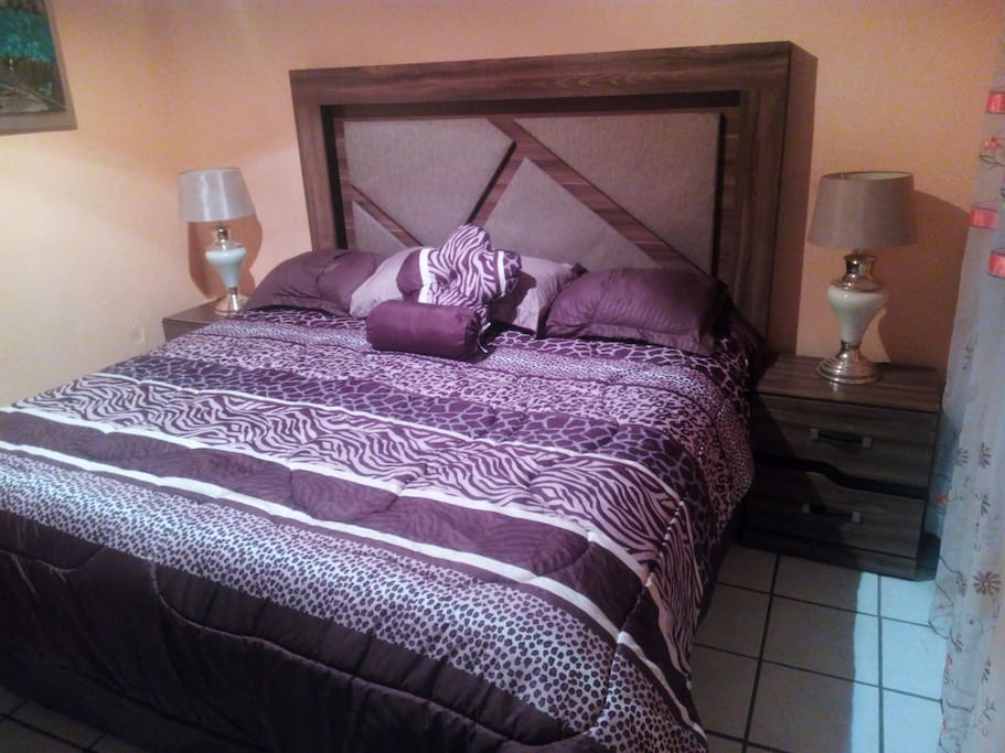 Habitación principal con cama king size y closet