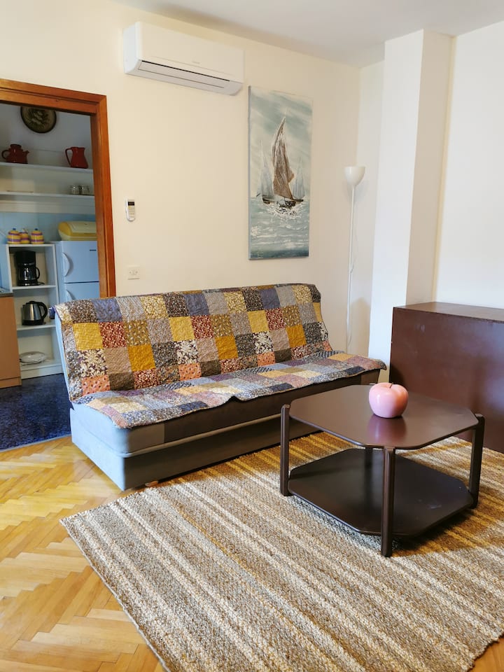 Eta-retro Vibe, Big Space, Short Walk To The Beach - Croatie