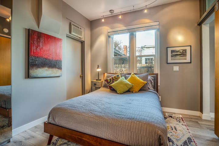 舒适惬意的标准双人床卧室。