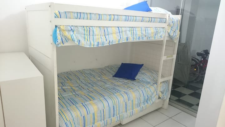 Dhomë gjumi me krevat kabine për 2 persona .
Ka një verandë të vogël.
