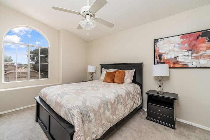 ห้องนอน #2 พร้อมเตียงควีนไซส์