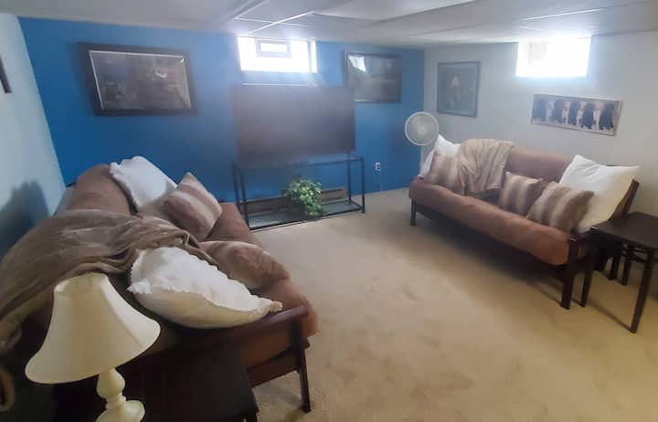 ห้องนอนที่ 3 ในห้องใต้ดินพร้อมฟูกขนาดใหญ่ 2 หลัง