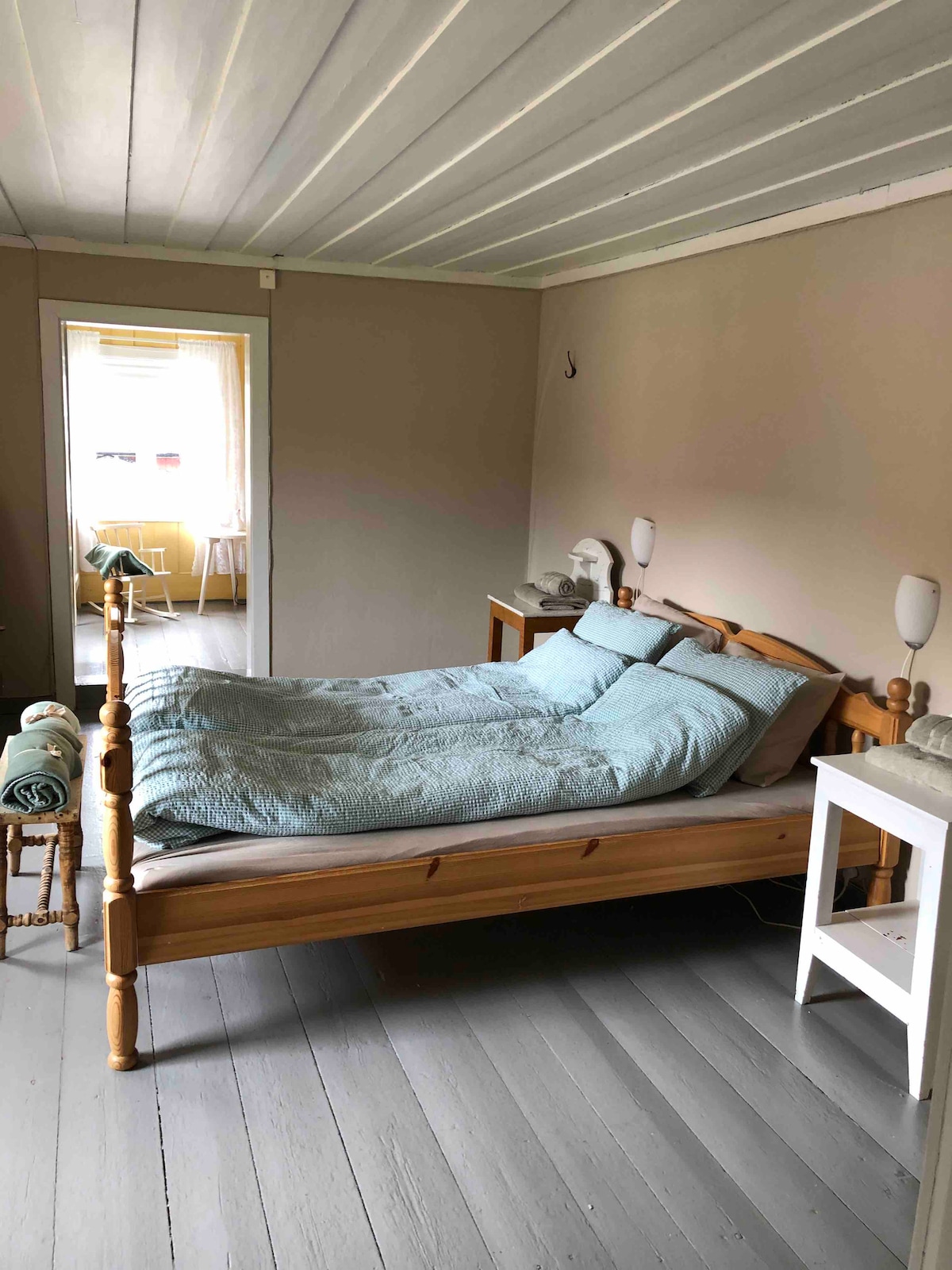 По - стара стая: хубава спалня с изглед към вътрешния двор (целево легло 160x200) тук спите добре.