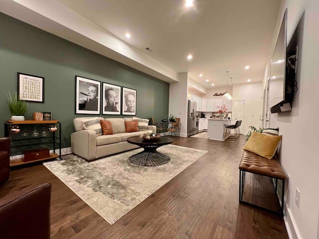 Music City Retreat | King Suite & Rooftop Deck!’ gallery image 3