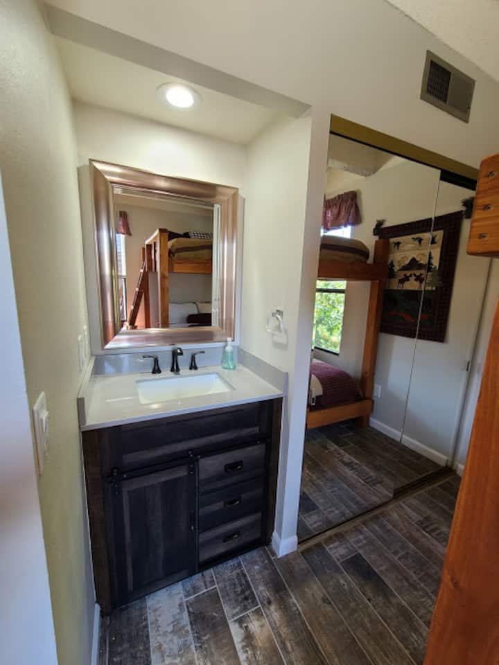 მე-2 საძინებელში არის მისაღები ოთახი-საძინებლიანი.