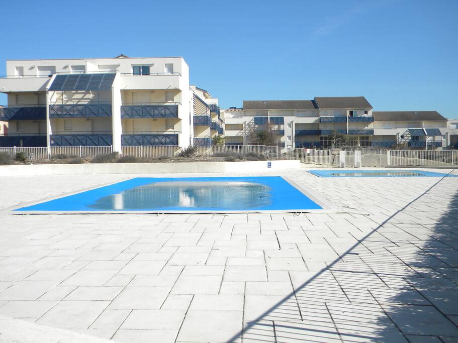 Piscine ouverte de mi-juin à mi-septembre.
